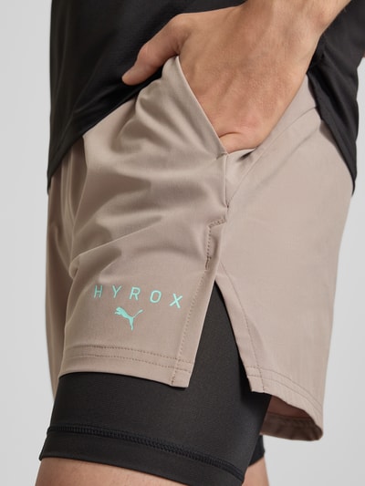 PUMA Performance szorty sportowe o kroju regular fit z nadrukiem z logo model 'PWRMO' Szarobrązowy 3