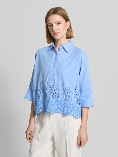Frauenmodel trägt Boxy Fit Bluse mit Lochstickerei von Emily Van den Bergh, Reine Baumwolle, Hemdblusenkragen, Knopfleiste, Ganzkörperansicht von vorne.