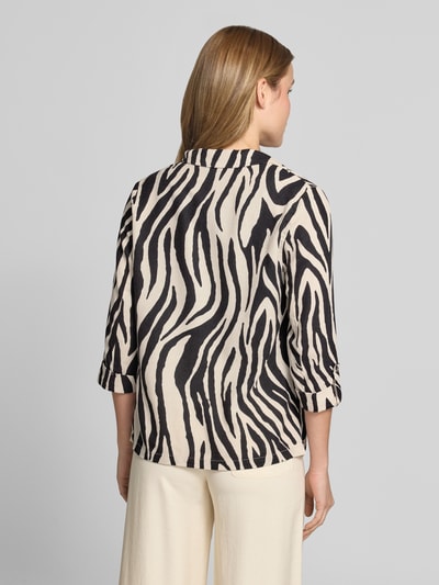 Frauenmodel trägt Loose Fit Kurzblazer aus Viskose-Leinen-Mix Modell 'JESMILO' von Vero Moda, Optik: Unifarben mit Reverskragen, 3/4-Arm, fixierter Umschlag, angedeutete Paspeltaschen, Flammgarn, Materialverarbeitung: Viskose-Leinen-Mix, Ganzkörperansicht Rückansicht.