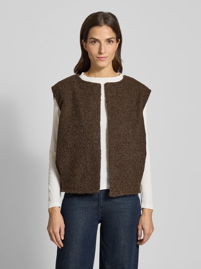 Frauenmodel trägt Weste mit Rundhalsausschnitt Modell 'THEA' von VILLA SOPHIE, Material-Mix mit Woll-Anteil, Regular-Fit, braune Textur, Ganzkörperansicht von vorne.