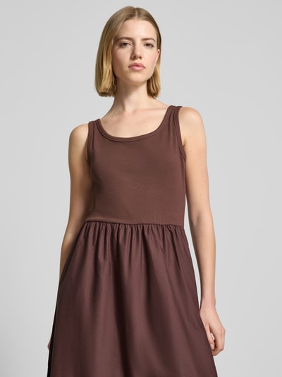 Frauenmodel trägt Midikleid im 2-in-1-Look Modell 'SUNNIA' von B.Young in Braun, Baumwoll-Elasthan-Mix, Nahaufnahme Oberkörper.