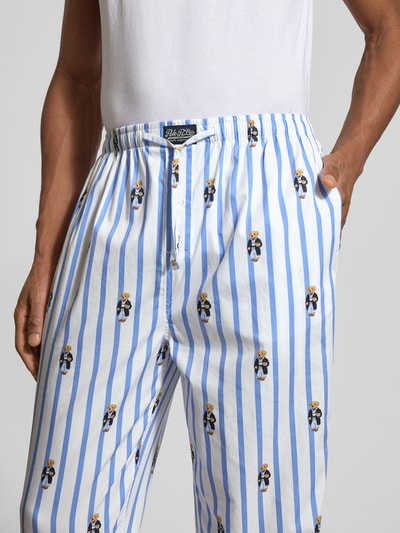 Männermodel trägt Comfort Fit Pyjama-Hose mit Polo-Bear-Muster Modell 'PJ PANT-SLEEP-BOTTOM' von Polo Ralph Lauren Underwear, Allover-Streifen und Bärenmotiv, reine Baumwolle, seitliche Taschen, Nahaufnahme Oberkörper.