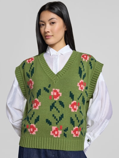 Vrouwenmodel draagt groene spencer met roze bloemen van katoenmix, Loose Fit Pullunder aus Baumwoll-Mix model 'ALAMARO' van Weekend Max Mara, Dames pullover, nabije opname bovenlichaam