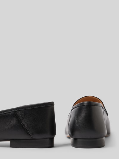 Produktfoto, Slipper aus echtem Leder mit Zierbesatz von INUOVO, czarne buty wsuwane z naturalnej skóry, ozdobne obszycie, gładka podeszwa, zaokrąglony czubek, wysokość obcasa 1 cm, wysokość cholewki 5 cm, szerokość w rozmiarze 40: 13 cm.