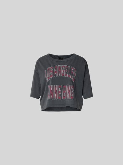 Produktfoto, Cropped T-shirt met logoprint van Anine Bing in donkergrijs, puur katoen, korte fit, ronde hals, halflange mouwen, ruglengte 47 cm, maat S.