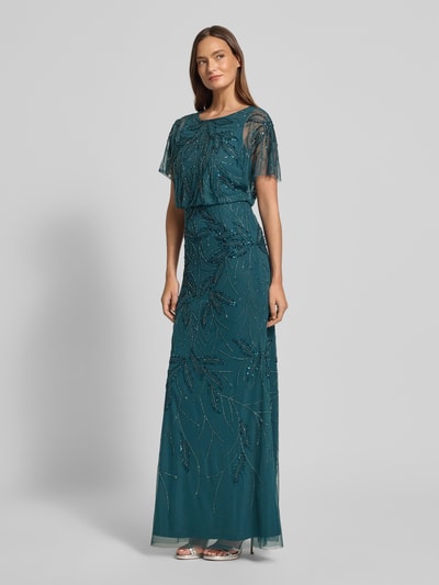Frauenmodel trägt Abendkleid mit Perlen und Pailletten von Christian Berg Cocktail, tailliert, Maxilänge, Rundhalsausschnitt, Ganzkörperansicht von vorne.