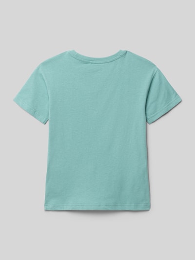 Jongen draagt T-Shirt mit Rundhalsausschnitt und Motiv-Print van Blue Seven, katoen, rechte fit, ruglengte maat 116: 44 cm, rugaanzicht volledige lichaamsopname.