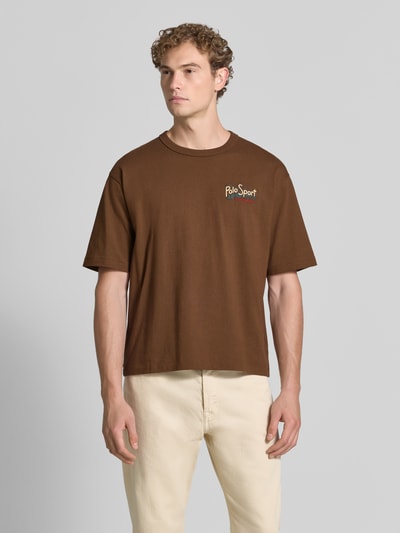 Męski model trägt Relaxed Fit T-Shirt aus reiner Baumwolle von Polo Ralph Lauren, brązowy kolor, prosta faktura, Ganzkörperansicht von vorne