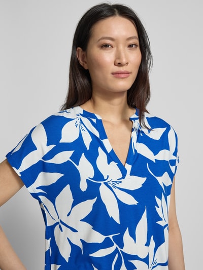 Frauenmodel trägt Relaxed Fit T-Shirt aus Viskose-Mix von s.Oliver RED LABEL mit Florales-Allover-Muster in Blau und Weiß, Nahaufnahme Oberkörper.