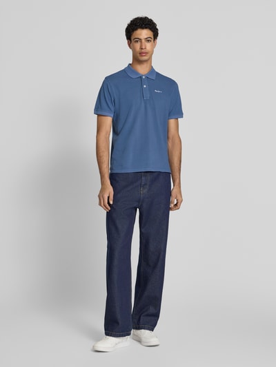 Männermodel trägt Regular Fit Poloshirt aus reiner Baumwolle Modell 'OSCAR' von Pepe Jeans in Optik: Unifarben, Piqué-Textur, Ganzkörperansicht von vorne.
