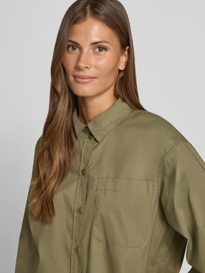Frauenmodel trägt Regular Fit Langarmbluse aus Baumwoll-Mix Modell 'LOTUS' von VERO MODA in Olivgrün, Popeline, Nahaufnahme Oberkörper.