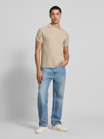 Männermodel trägt Regular Fit Poloshirt mit Strukturmuster Modell 'HILL' von Jack & Jones in Beige, Reine Baumwolle, Ganzkörperansicht von vorne.