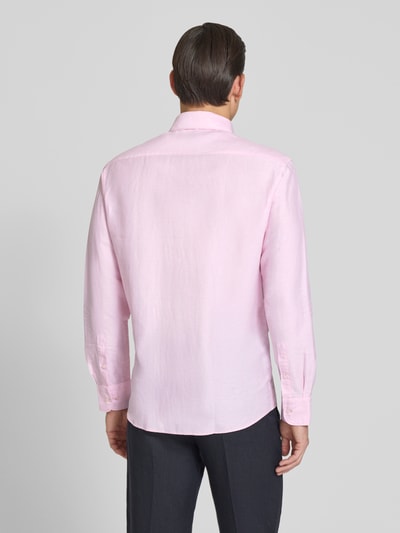 Männermodel trägt Regular Fit Business-Hemd mit Kentkragen von ETERNA in zartem Rosa, Leinen-Baumwoll-Mix, Sportmanschetten, Ganzkörperansicht Rückansicht.