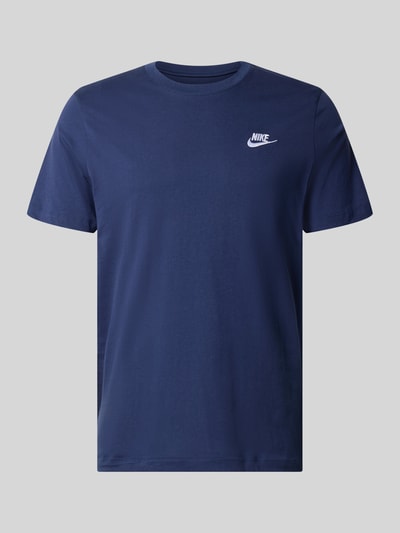 Produktfoto, Regular Fit T-Shirt aus reiner Baumwolle von Nike in Dunkelblau mit weißem Logo, glatte Textur vor grauem Hintergrund.