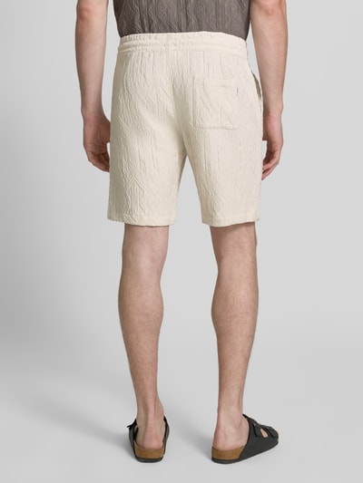 Männermodel trägt Shorts aus Viskose-Mix mit Strukturmuster und elastischem Bund von Lindbergh, Regular-Fit, Rückansicht, Herren.