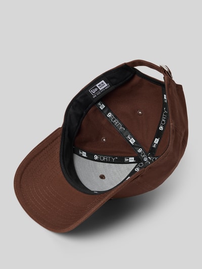 Produktfoto, braune Baseball Cap mit Motiv-Stitching Modell '9FORTY®' von New Era aus reiner Baumwolle, sichtbares Innenfutter, Strapback.