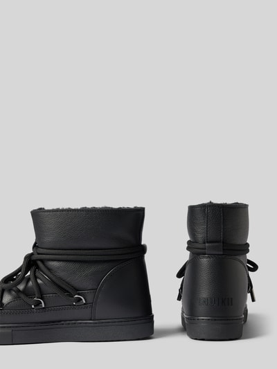 Produktfoto, Boots mit Logo-Detail von INUIKII in Schwarz, abgerundete Passform, Schnür-Detail, profilierte Sohle, leicht strukturierte Oberfläche, Absatzhöhe 3 cm, Schafthöhe 15 cm, Schaftweite 15 cm