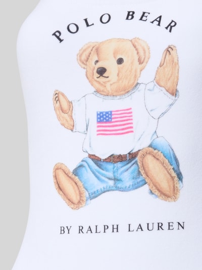 Frauenmodel trägt Badeanzug mit Polo Bear Motiv-Print von Polo Ralph Lauren, unifarbene Optik, Nahaufnahme Oberkörper.