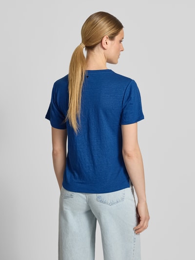 Frauenmodel trägt Damen T-Shirt von Weekend Max Mara, Modell 'Regular Fit T-Shirt aus Leinen-Mix Modell PELOTA', Optik: Unifarben, Passform: Regular-Fit, Label-Applikation, Rundhals, Ärmelform: Kurzarm, Materialverarbeitung: Feinstrick, Material: Leinen-Mix, Ganzkörperansicht Rückansicht.