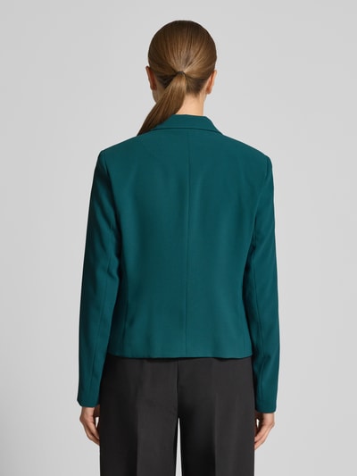 Frauenmodel trägt Slim Fit Blazer mit Paspeltaschen von Comma in Türkis, glatte Textur, Rückenlänge 54 cm, Ganzkörperansicht Rückansicht.