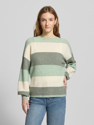 Frauenmodel trägt Regular Fit Strickpullover aus Viskose-Mix Modell 'ATIA' von Only, mehrfarbig gestreift, Ganzkörperansicht von vorne.
