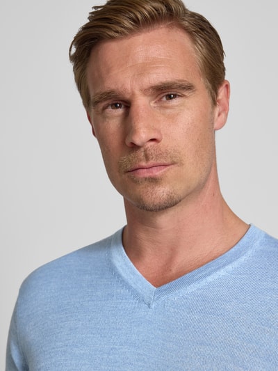 Christian Berg Men Strickpullover aus Merino-Mix mit V-Ausschnitt Hellblau Melange 3