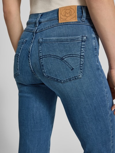 Männermodel trägt Bootcut Jeans mit Eingrifftaschen von Marella, mieszanka modalu, efekt znoszenia, wpuszczane kieszenie, długość wewnętrzna nogawki 87 cm, szerokość w rozmiarze 36: 36 cm, widok z tyłu zbliżenie na biodra.