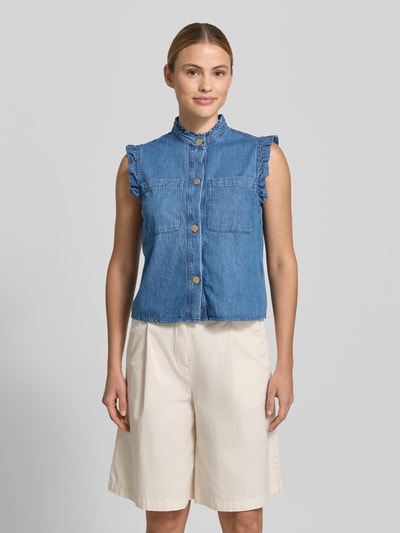 Frauenmodel trägt Regular Fit Hemdbluse in Denim-Optik von More & More aus Reine Baumwolle, Brusttaschen, Rüschenbesatz, Ärmelloses-Design, durchgehende Knopfleiste, Rückenlänge 50 cm bei Größe 36, Ganzkörperansicht von vorne.