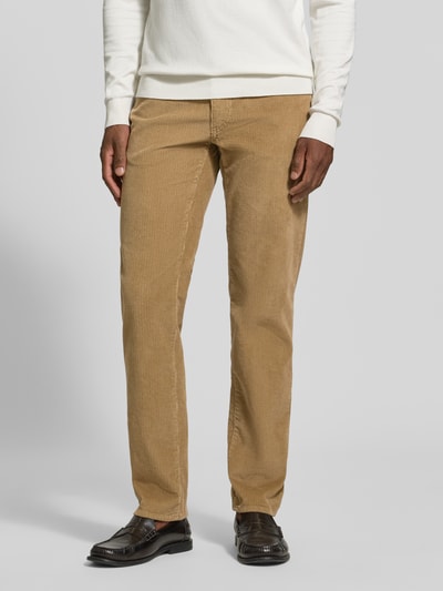 Männermodel trägt beigen Baumwoll-Mix, gerade geschnitten, glatte Textur, Straight Fit Cordhose aus Baumwoll-Mix Modell 'Mythos Flex Cord' von Brax, Herren Cordhose, Ganzkörperansicht von vorne.