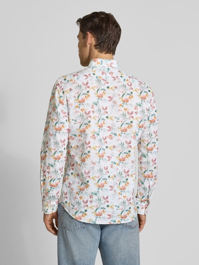 Męski model nosi Slim Fit Business-Hemd aus Leinen-Mix mit Kentkragen von Jake*s, kolorowa kwiatowa struktura, krój slim fit, len i bawełna, allover, długość pleców w rozmiarze M: 76 cm, szerokość w rozmiarze M: 46 cm, długość rękawa w rozmiarze M: 65 cm, całkowity widok z tyłu.
