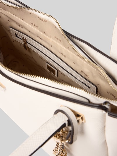 Produktfoto, Tote Bag aus Leder-Imitat Modell 'Gilda' von GUESS in Creme mit Logo-Detail, Reißverschluss, schmalen Schulterriemen, Detailaufnahme innen