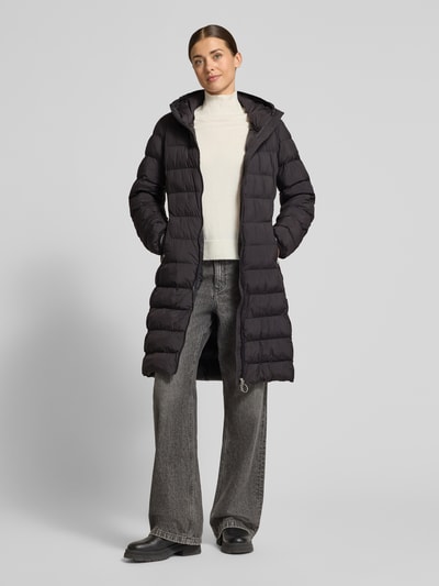 Frauenmodel trägt Regular Fit Steppmantel mit Kapuze Modell 'Famalia-4' von HUGO, unifarben matt, Longline, Zweiwege-Reißverschluss, Reißverschlusstaschen, Ganzkörperansicht von vorne
