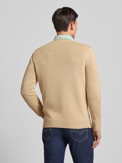 Männermodel trägt Strickpullover mit gerippten Abschlüssen von Polo Ralph Lauren in Beige, reine Baumwolle, Rückenansicht, Ganzkörperansicht Rückansicht
