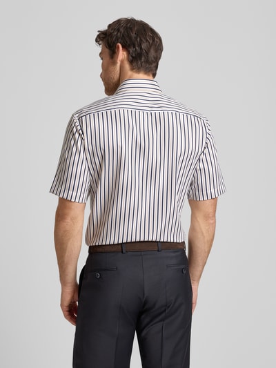 Männermodel trägt Regular Fit Business-Hemd aus Baumwolle mit Kentkragen von ETERNA, Streifenmuster, Brusttasche, Rückenlänge 79 cm, Schulterbreite 46 cm, Ärmellänge 27 cm, Ganzkörperansicht Rückansicht.