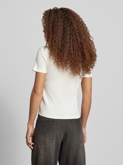 Frauenmodel trägt Slim Fit T-Shirt aus Baumwoll-Mix Modell 'SIMPLE' von Only, Optik: Unifarben, Ripp, Ganzkörperansicht Rückansicht.