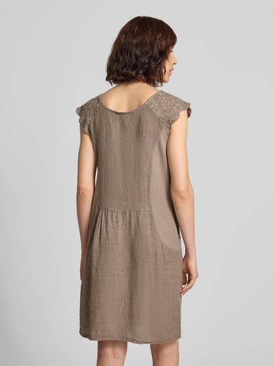 Frauenmodel trägt Minikleid aus Leinen-Mix mit Stitchings von ZABAIONE in Braun, lockere A-Linie, Struktur sichtbar, Ganzkörperansicht Rückansicht. Modell 'Is44a', Rundhalsausschnitt, Rückenlänge S: 84 cm, Brustweite S: 47 cm, Baumwoll-Anteil.