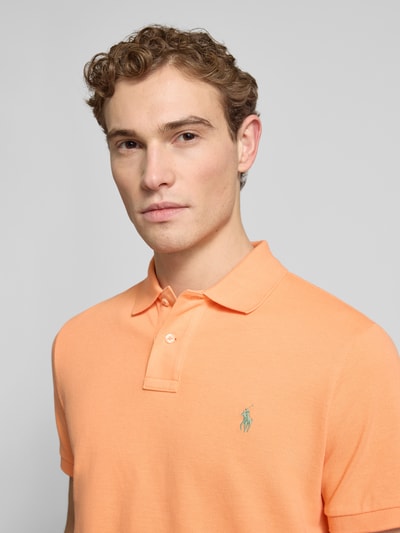 Männermodel trägt Slim Fit Poloshirt aus reiner Baumwolle von Polo Ralph Lauren, Optik: Unifarben, Label-Stitching-Applikation, Nahaufnahme Oberkörper.