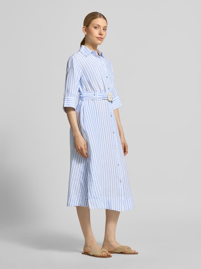 Vrouwenmodel draagt Hemdblusenkleid aus Leinen mit Gürtel van Christian Berg Woman in lichtblauw-witte strepen, getailleerde fit, midi-lengte, overhemdkraag, knoopsluiting, riem, puur linnen, lengte 118 cm, borstbreedte 45 cm, mouwlengte 35 cm, volledige lichaamsweergave vooraan.