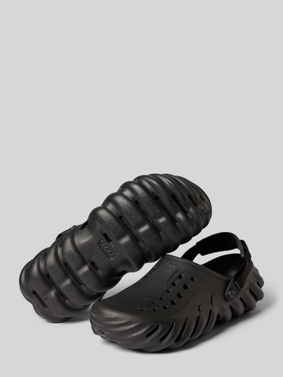 Produktfoto, Clogs mit verstellbarem Riemen Modell 'Echo' von Crocs, czarny, zaokrąglony nosek, łatwa do wsunięcia forma, obcas 6 cm w rozmiarze 43/44, tekstura o falistych rowkach