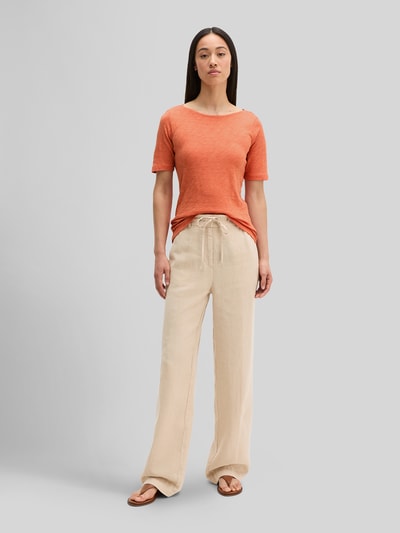 Frauenmodel trägt Regular Fit T-Shirt aus reiner Baumwolle von Marc O'Polo in Unifarbe mit U-Boot-Ausschnitt, Kurzarm, Ganzkörperansicht von vorne