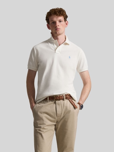 Männermodel trägt Regular Fit Poloshirt aus reiner Baumwolle von Polo Ralph Lauren, unifarben, kurzarm, Logo-Detail, Ganzkörperansicht von vorne.