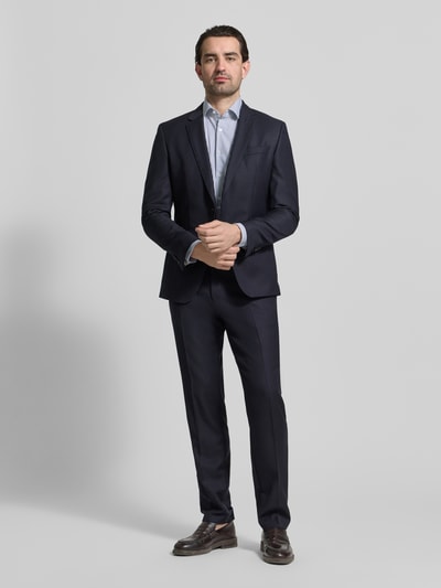 Mężczyzna nosi Slim Fit Freizeithemd mit Kentkragen Modell 'Performance' von OLYMP No. Six, elastyczna bawełniana mieszanka, krój slim fit, długi rękaw, niebiesko-biała kolorystyka, widok całej sylwetki z przodu.