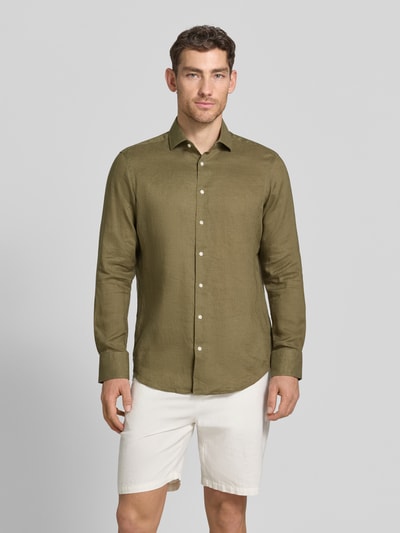 Männermodel trägt Regular Fit Leinenhemd mit Kentkragen von Christian Berg Men in Oliv, feine Struktur, Knopfleiste, Ganzkörperansicht von vorne.