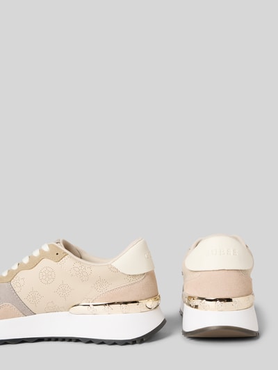 Produktfoto, Sneaker mit Logo-Applikation Modell 'Vinsa' von Guess in Beige und Weiß, abgerundete Passform, profilierte Sohle, 4 cm Absatzhöhe, 9 cm Schafthöhe, 8 cm Schaftweite, Schnürverschluss, glatte und strukturierte Texturen.