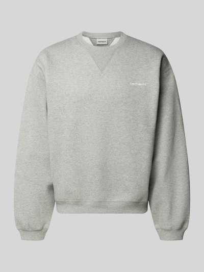 Produktfoto, Relaxed Fit Sweatshirt aus elastischem Baumwoll-Mix von Carhartt Work In Progress, jasnoszary, prosty krój, miękka tekstura, model 'Ebbert', label-stitching, elastyczne ściągacze, długość tyłu w rozmiarze M: 67 cm, długość rękawa w rozmiarze M: 61 cm
