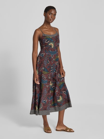 Frauenmodel trägt Midikleid aus Viskose-Mix mit Spaghettiträgern von zero, tailliert, braun mit Blumenmuster, Ganzkörperansicht von vorne.