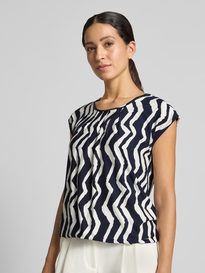 Frauenmodel trägt Relaxed Fit T-Shirt aus Viskose-Mix Modell 'Minou' von ZABAIONE mit Zickzackmuster, Nahaufnahme Oberkörper.