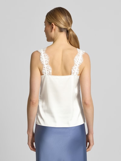 Vrouwenmodel draagt Blusentop mit Spitzenbesatz van Christian Berg Woman Selection, wit met kanten details, regular fit, ruglengte 56 cm, volledig van achteren.
