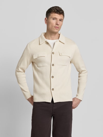 Męski model nosi Regular Fit Hemdjacke mit Brusttaschen od Manuel Ritz z mieszanki bawełny, wykładany kołnierz, listwa guzikowa, kieszenie na piersi, długość tyłu w rozmiarze M: 68 cm, jasny kolor, gładka faktura, całkowity widok z przodu.