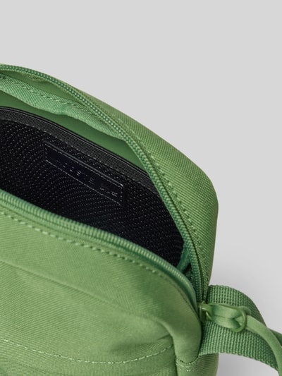 Produktfoto, Umhängetasche mit Logo-Stitching von Lacoste in Grün, Optik: Unifarben, rechteckig, Hauptfach, Innenfach, Reißverschlussfach außen